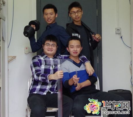 李锐(前排右一)、秦阳(前排左一)、郭宏印(后排左一)、宋亚楠(后排右一)。受访者供图 华龙网发